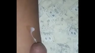 Un adolescent ougandais se branle le jour de son anniversaire alors qu'il montre sa bite noire de 10 pouces dans cette vidéo