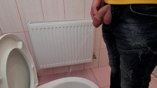 Une bite non circoncis fait pipi dans les toilettes de la gare