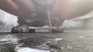 ショートパンツを脱いで下半身露出&大量放尿でカメラがおしっこまみれ そしておしっこ溜まり