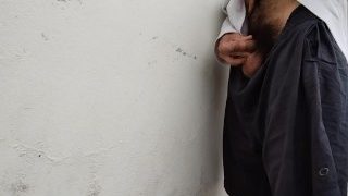 Garçon blanc pissant dans un mur blanc