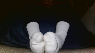 Witte sokken om zolen te dragen, plus wat oranje spel Hehe