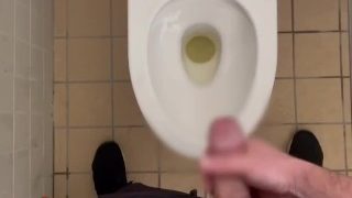 ゲイトレーナー 公衆トイレで放尿後にサクッとサクッとシコる