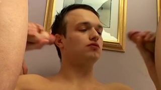 Young Gay Trio blåser pissande kukar tills man tjänar ansiktsbehandling