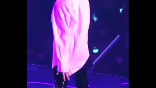 Korean showing ass to audience by: J&uacute;lia