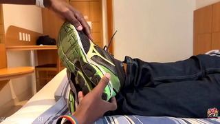 Foot worshiping smelly feet
