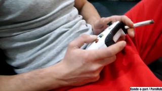 Sans Scrupules , Je Caresse Mon Pote Hétéro Curieux Qui Joue A Fortnite